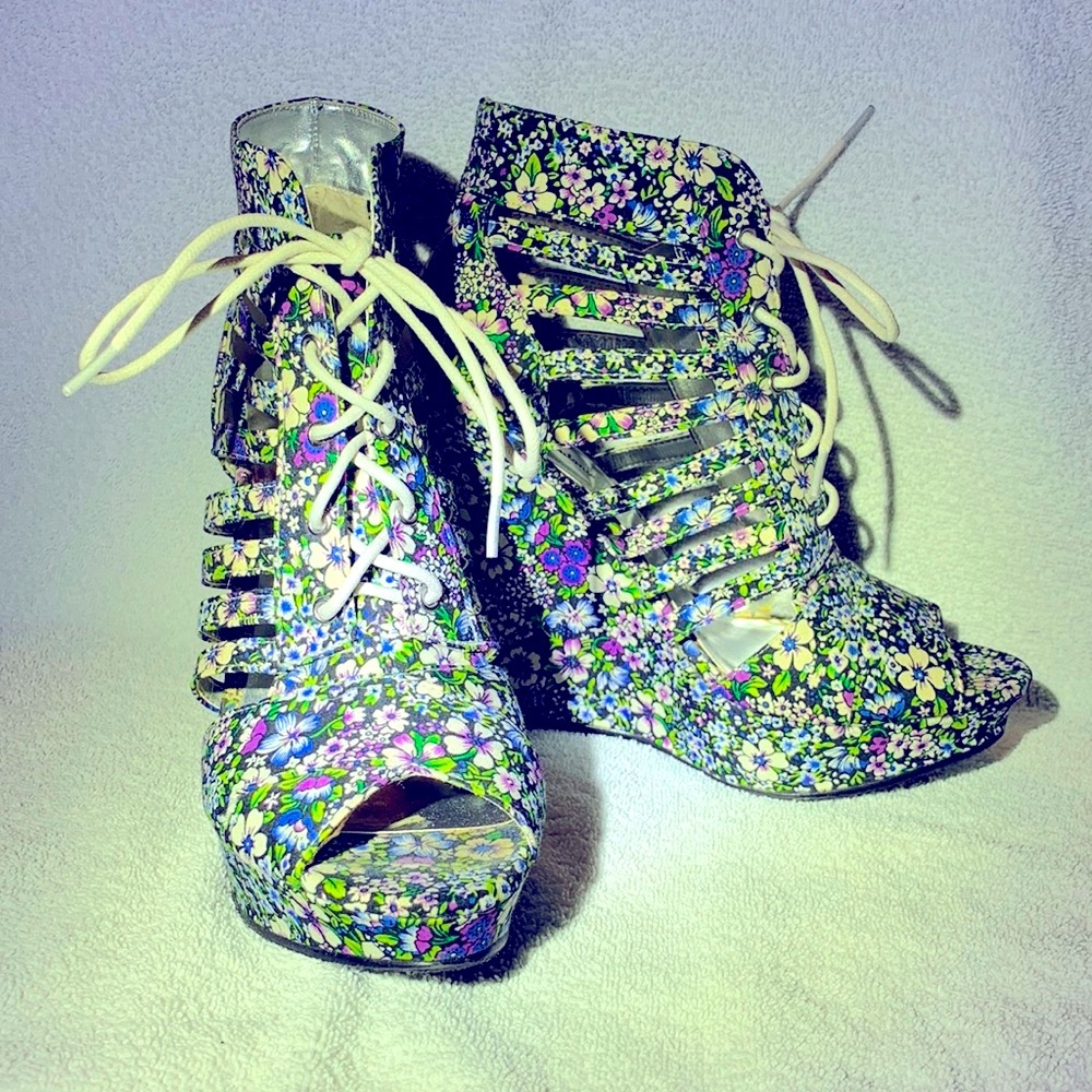 Michael Antonio, Size 8, 5 inch wedge, blue/purple flowers, Like new